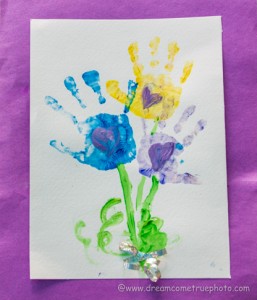 Mothers Day Craft: Adorable Hand Print Flowers